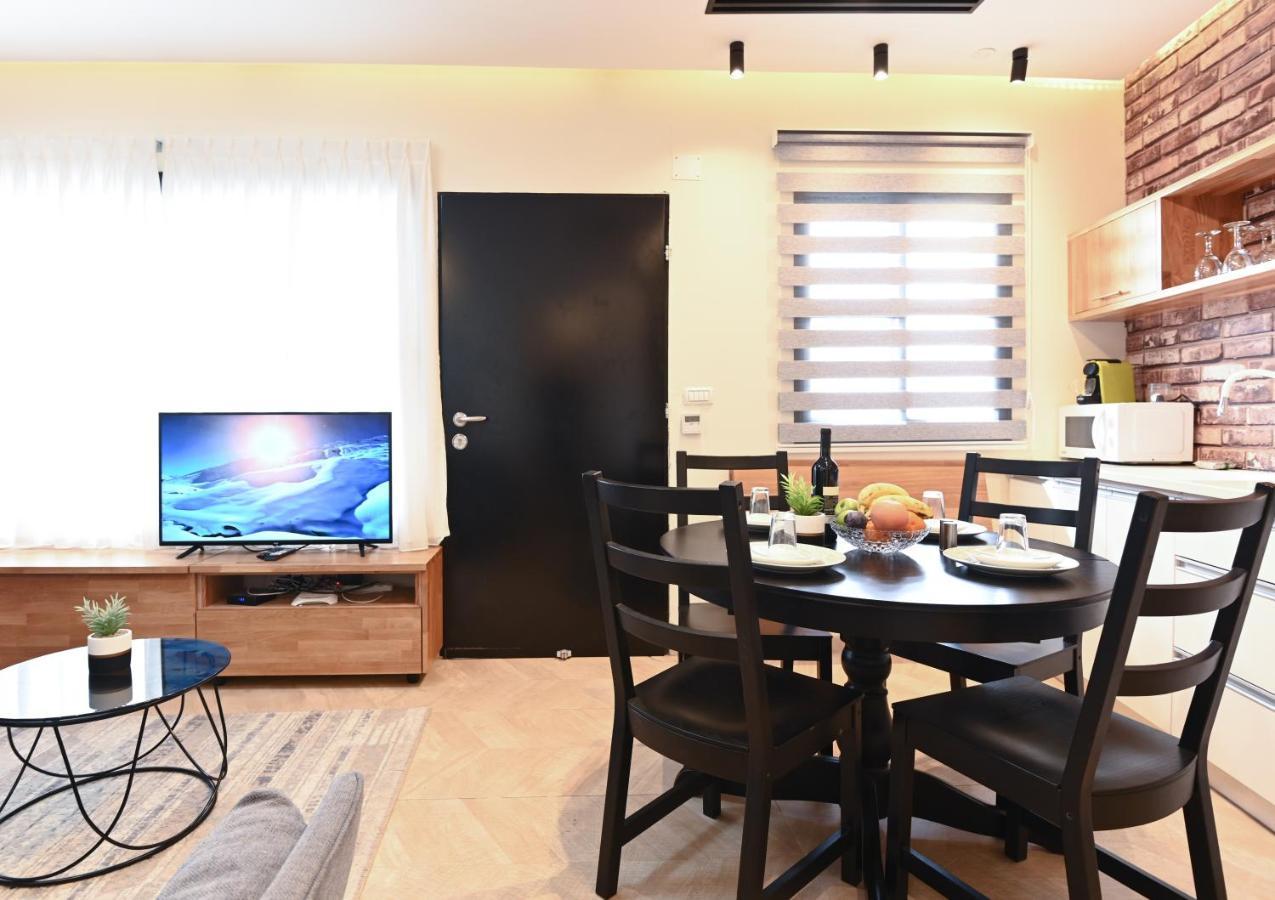 Anil'S House - מתחם צימרים עם בריכה מקורה ומחוממת Zimmer With Heated Swimming Pool Dāliyat el Karmil Exterior foto
