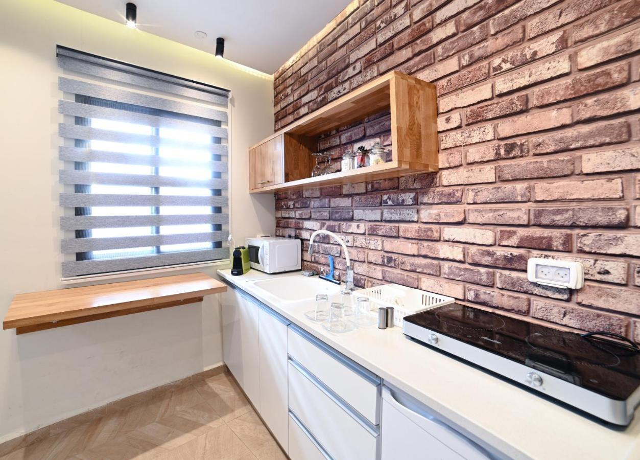 Anil'S House - מתחם צימרים עם בריכה מקורה ומחוממת Zimmer With Heated Swimming Pool Dāliyat el Karmil Exterior foto