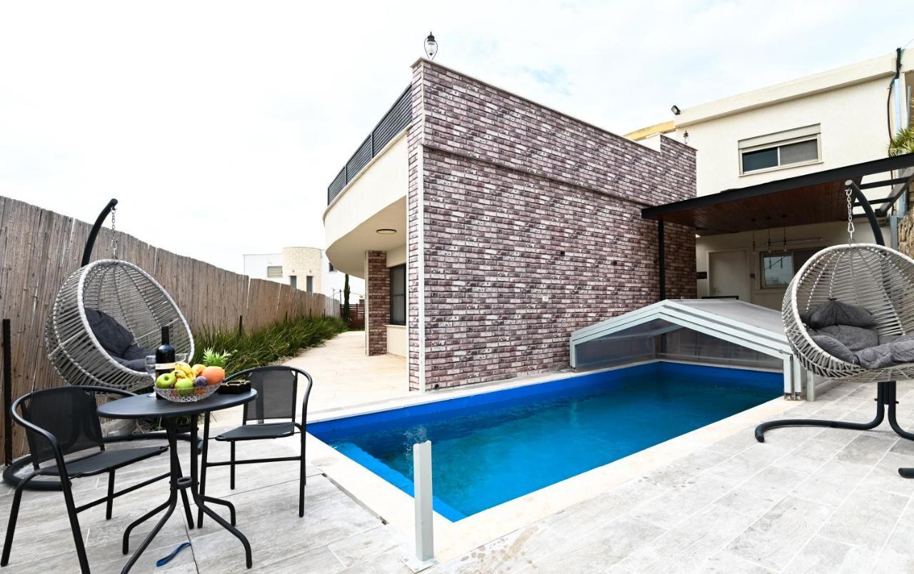 Anil'S House - מתחם צימרים עם בריכה מקורה ומחוממת Zimmer With Heated Swimming Pool Dāliyat el Karmil Exterior foto
